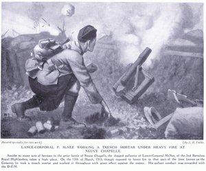 Caporal P McNee travaillant un mortier de tranchée sous un feu intense à Neuve-Chapelle - John Harris Valda