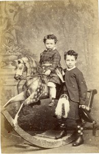 Jeune fille sur un cheval à bascule avec un jeune garçon en kilt debout, années 1860 - John Horsburgh