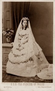 Princesse Alexandra du Danemark dans sa robe de mariée pour son mariage avec le prince de Galles, le futur roi Édouard VII - John Jabez Edwin Paisley (after) Mayall