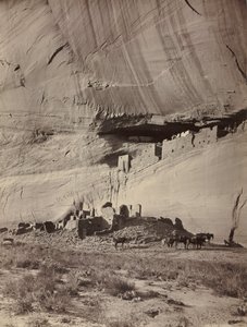 Ruines des habitations troglodytes, Canyon de Chelly, Arizona, vers 1879-1881