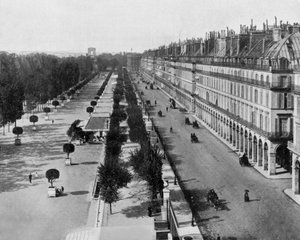 Rue de Rivoli à Paris, à gauche : jardin des Tuileries, en arrière-plan : Arc de Triomphe, vers 1900