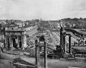 Le forum à Rome avec les ruines des monuments antiques : arc de Septime Sévère (g), colonnes du temple de Saturne (d) et colonnes du temple de Vespasien (c, premier plan) (photo n/b)