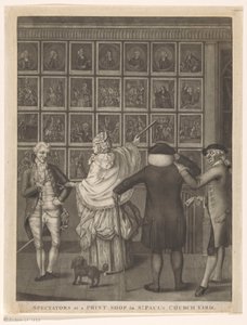 Quatre personnes devant la vitrine de la boutique d