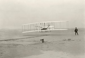 Le Wright Flyer I fait son premier vol de 120 pieds en 12 secondes, à Kitty Hawk, Caroline du Nord - John T. Daniels