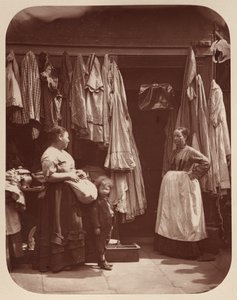 Une Boutique de Vieux Vêtements, Seven Dials - John Thomson