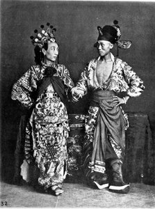 Chine, 2 acteurs (hommes) dansent, vers 1870