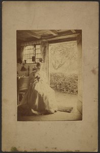 [Femme en robe longue rayée assise à l