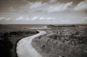 Locquirec en Bretagne et La Roche Tombee, chute de pierres, 2022 (photo) - Jon Nicholson
