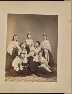 [Portrait de groupe de femmes portant des couronnes et des écharpes]. - Jordan H. Abbott
