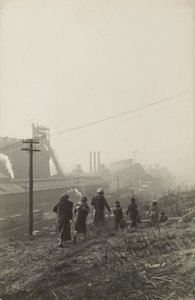 [Les femmes près du complexe industriel] - José Alemany
