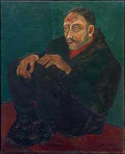 Homme accroupi en costume sombre