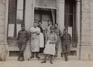 Album "Meine weltkriegs - Erinnerungen Front Sud-Ouest (Carinthie, Italie, Tyrol du Sud) 31/03/1915-12/11/1918 - Josef Zohles Wien": portrait de groupe devant - Josef Zohles