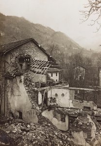 Album "Meine weltkriegs - Erinnerungen Front Sud-Ouest (Carinthie, Italie, Tyrol du Sud) 31/03/1915-12/11/1918 - Josef Zohles Wien": décombres d