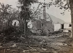 Album "Meine weltkriegs - Erinnerungen Front Sud-Ouest (Carinthie, Italie, Tyrol du Sud) 31/03/1915-12/11/1918 - Josef Zohles Wien": décombres à Bovec