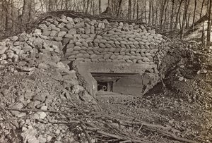 Album "Meine weltkriegs - Erinnerungen Front Sud-Ouest (Carinthie, Italie, Tyrol du Sud) 31/03/1915-12/11/1918 - Josef Zohles Wien": bunker militaire avec canon - Josef Zohles