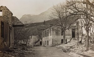 Album "Meine weltkriegs - Erinnerungen Front Sud-Ouest (Carinthie, Italie, Tyrol du Sud) 31/03/1915-12/11/1918 - Josef Zohles Wien": décombres à Bovec