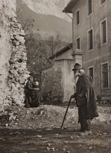 Album "Meine weltkriegs - Erinnerungen Front Sud-Ouest (Carinthie, Italie, Tyrol du Sud) 31/03/1915-12/11/1918 - Josef Zohles Wien": vieil homme sur une route de campagne - Josef Zohles