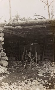 Album "Meine weltkriegs - Erinnerungen South-West Front (Carinthie, Italie, Tyrol du Sud) 31/03/1915-12/11/1918 - Josef Zohles Wien": cabane avec canon - Josef Zohles