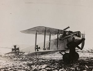 Album "Meine weltkriegs - Erinnerungen South-West Front (Carinthie, Italie, Tyrol du Sud) 31/03/1915-12/11/1918 - Josef Zohles Wien": avion autrichien