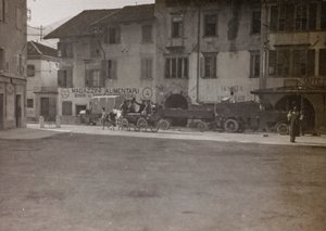 Moyens militaires sur une place - Josef Zohles