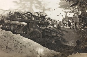 Soldats avec un canon à Pra