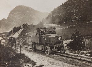 Véhicules militaires le long de la route