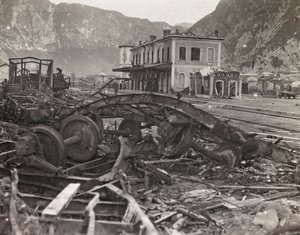 Album "Meine weltkriegs - Erinnerungen South-West Front (Carinthia, Italie, South Tyrol) 31/03/1915-12/11/1918 - Josef Zohles Wien": décombres et ferraille à une usine - Josef Zohles