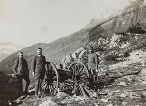 Album "Meine weltkriegs - Erinnerungen South-West Front (Carinthia, Italie, South Tyrol) 31/03/1915-12/11/1918 - Josef Zohles Wien": soldats avec canon - Josef Zohles