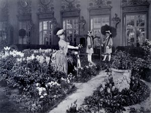 Réjane (Gabrielle Charlotte Réju, dite) (1856-1920), comédienne française arrivant en chaise pour porter un costume de bal à New York en 1905 - Joseph Byron