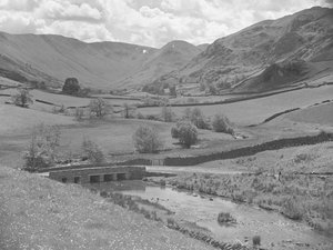 Pont enjambant une rivière entourée de collines à Martindale