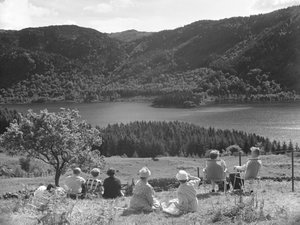 Groupe de personnes assises sur l