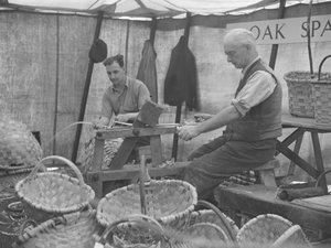 Deux vanniers sur des juments lors d
