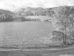 Vue sur le Loughrigg Tarn, avec les montagnes en arrière-plan