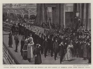 Capitaine Schmidt, du Bulgaria, avec ses officiers et hommes débarquant à Hambourg après leur voyage périlleux