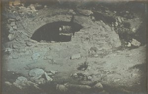 Athènes. Temple de Minerve Poliade (premiers plans) / Ouverture de citerne au pied de l