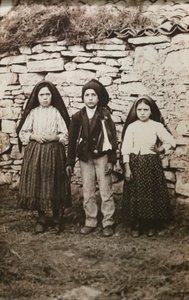 Sanctuaire de Fatima. Lucia dos Santos et ses cousins Francisco et Jacinta Marto. Notre-Dame de Fatima. Portugal. - Joshua Benoliel