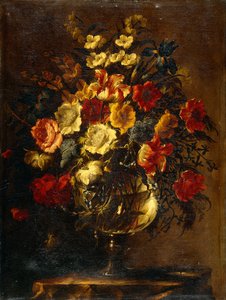Fleurs dans un vase en verre sur un rocher