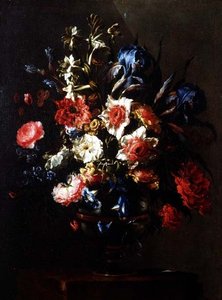 Iris, pivoines, convolvulus et autres fleurs dans une urne sur un piédestal