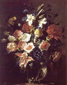 Lys, pivoines, tulipes, bleuets et autres fleurs dans un vase en verre sur un piédestal