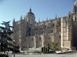 Vue matinale de la nouvelle cathédrale, la façade nord-ouest, commencée en 1512