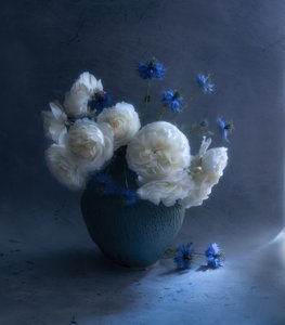 Nature morte florale bleu foncé - Judy Tseng