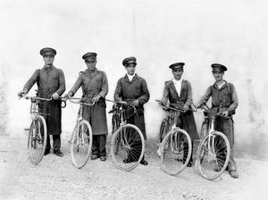 Les "cinq mousquetaires" de Spoleto, agents de lutte contre les parasites, vers 1930 (épreuve gélatino-argentique)