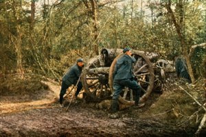 Trois soldats français dans les bois avec un obusier, Verdun, septembre 1916 - Jules Gervais Courtellemont