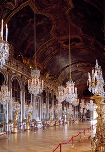 Vue de la Galerie des Glaces à Versailles restaurée, construite en 1678 par Jules-Hardouin Mansart. Château de Versailles. - Jules Hardouin Mansart