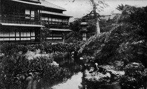 Un jardin de maison de thé, Tokyo. Jardinage paysager avec thème des origines volcaniques, vers 1900, 1921 - Julian Leonard Street