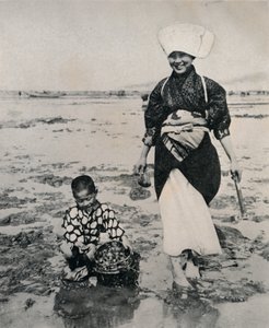 Creuser des palourdes à marée basse dans la baie de Tokyo, c1900 - Julian Leonard Street