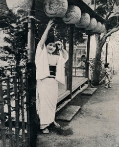 Sourire doux de la serveuse de maison de thé, appelée nesan - grande sœur - Julian Leonard Street