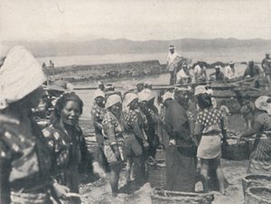 Tai-no-ura - bateaux de pêche, hommes et femmes avec filets et paniers, vers 1900, 1921 - Julian Leonard Street