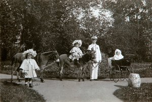 Grandes-duchesses Olga, Tatiana et Maria de Russie, Tsarskoïe Selo, Russie, vers 1899-1900 - K. von Hahn