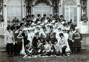 Famille impériale russe devant le palais Catherine, Tsarskoïe Selo, Russie, début du 20ème siècle